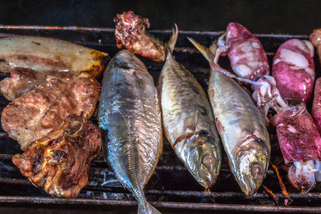 烧烤海鲜食品和猪肉图片