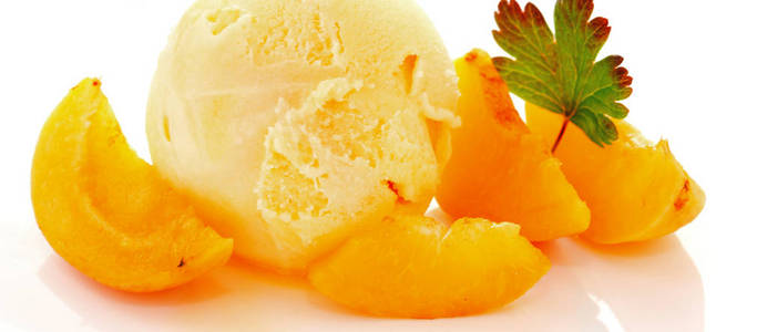 香草冰激淋和新鲜杏子