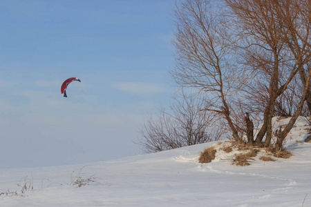 景观 Snowkiting 滑雪者在雪山上的阳光明媚的一天, 运动的风筝训练的人和感谢风回到山上