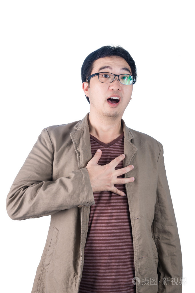 亚洲商人的心痛,压在胸口,心脏病发作,是