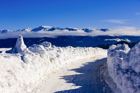 在冬季景观在喀尔巴阡山区公路