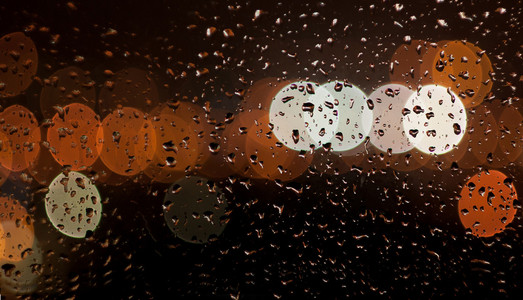 在雨中的夜晚城市的灯光