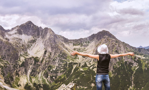 Tatra 山脉在斯洛伐克。山风景与妇女享受山顶。山风景在 Tatras