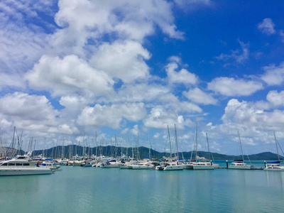 帆船港，许多美丽的系泊的风帆游艇海港口 现代水运输 夏季度假 奢侈的生活方式和财富的概念 老式过滤的图像