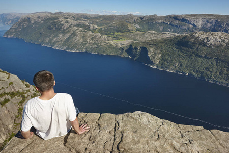 挪威的峡湾景观。徒步旅行者。Preikestolen 具有里程碑意义。挪威