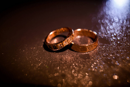与水滴对结婚戒指