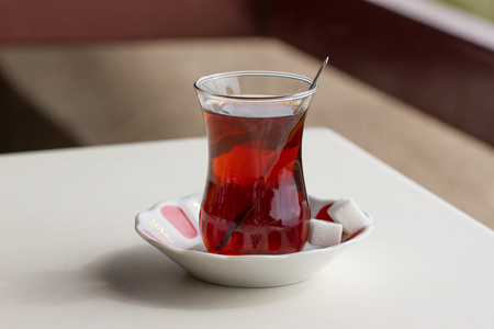 在传统形状的土耳其茶一杯。在土耳其的茶
