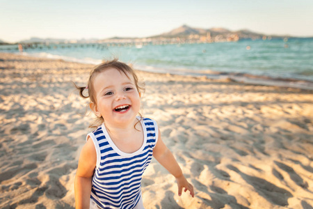 在日落的海滩上可爱的女孩。马略卡岛, 西班牙