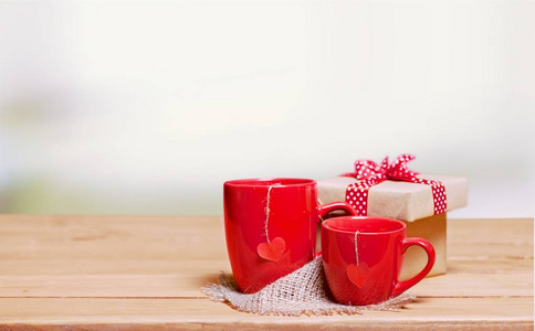 两个红杯茶和礼品盒
