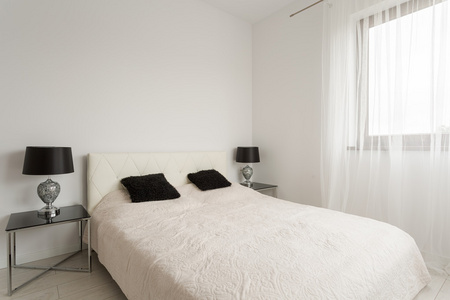 双床在白色的房间里摄影图