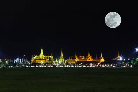 扫管笏 pra 垲公共寺宏伟的宫殿与超级月亮在晚上，泰国曼谷