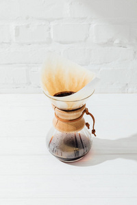 chemex 中选择性咖啡的高角度观与滤锥