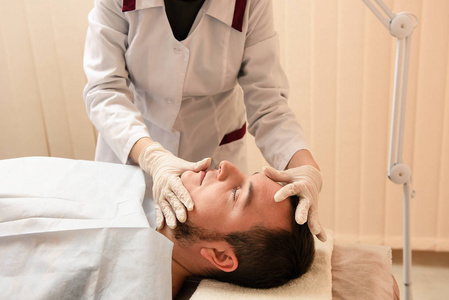 美容门诊病人准备手术或治疗图片