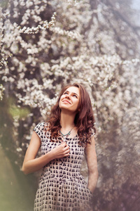 漂亮的女孩站在盛开的樱花图片