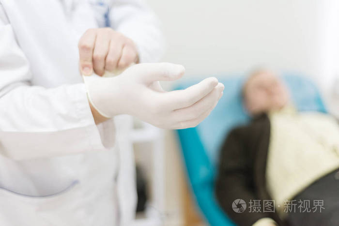 医生戴着医用手套
