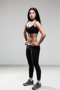 有吸引力的健身的女人，受过训练的女性身体