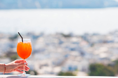 与酒精饮料背景在美丽老米科诺斯岛希腊特写玻璃