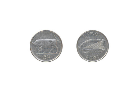 爱尔兰硬币五便士从1993年孤立的黑色背景