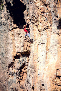 一个女人爬上岩石