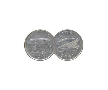 爱尔兰硬币五便士从1993年孤立的黑色背景