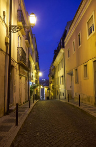 圣佩德罗德阿尔坎塔拉街在夜间。里斯本.葡萄牙