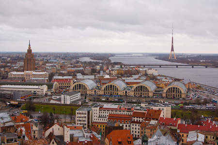 里加，拉脱维亚从圣伯多禄教堂的全景视图