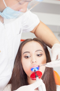 牙科医生治疗牙齿患病的女孩在牙科诊所