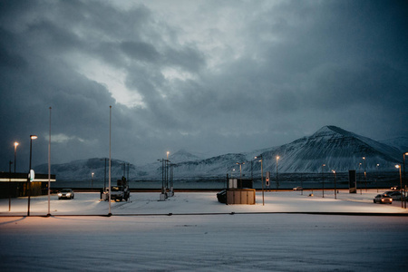 在日出前的一些山前, 冰岛的一个积雪覆盖的加油站