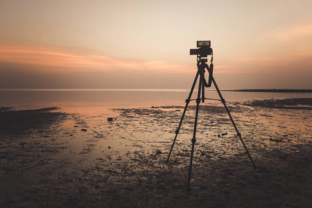 单反数码相机站在三脚架拍摄海, 暮光天空