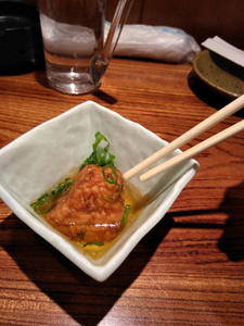 日本美味小吃烤章鱼丸章鱼球在餐厅桌上的碗上