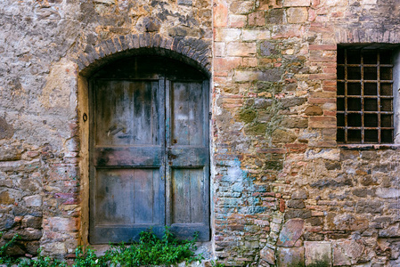 被遗弃的蒙塔尔奇诺，托斯卡纳的门