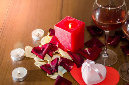 蜡烛, 红玫瑰花瓣和葡萄酒情人节概念