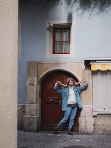 女孩在历史房子的门面门附近欧洲城市