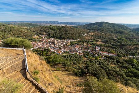 唱腔 Montano 纪念碑位于一个伟大的自然价值的区域, 在 Alajar, 韦尔瓦, 西班牙的村庄