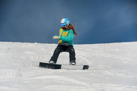 女子滑雪板骑下山坡