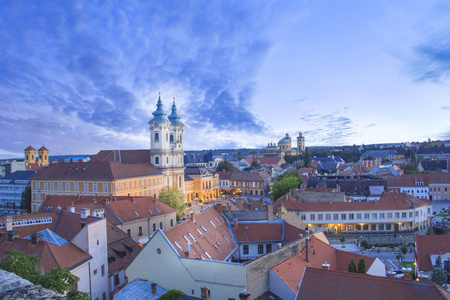 少数民族教堂的美丽的看法和 Eger, 匈牙利的城市全景, 在日落