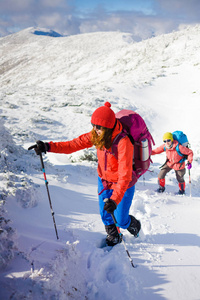 登山者是在雪上