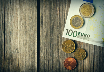 欧元钱在木制背景