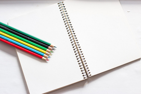 笔记本颜色铅笔