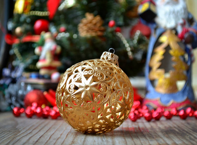金色的球，与其他的红色和绿色圣诞装饰品和玩具