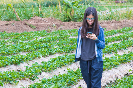 亚洲青少年使用移动电话技术在草莓