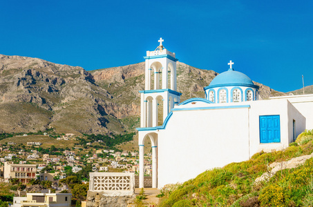 典型的希腊教会与标志性的蓝色圆顶，希腊