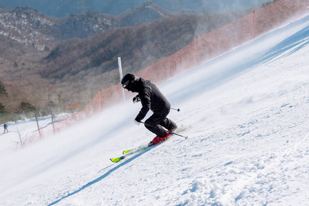 在冬天上德裕山滑雪场滑雪的滑雪者