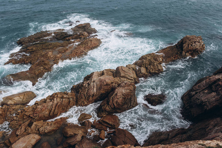 岩石峭壁和海洋背景的顶端视图图片