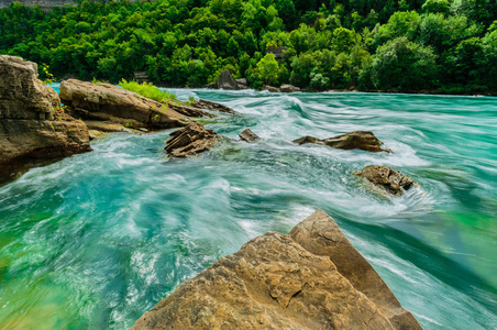 华丽自然景观图的尼亚加拉大瀑布湍急的河与大石头，石头背景
