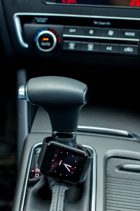 现代汽车内饰在变速杆上的智能手表