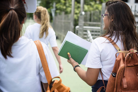 走在街上的女学生