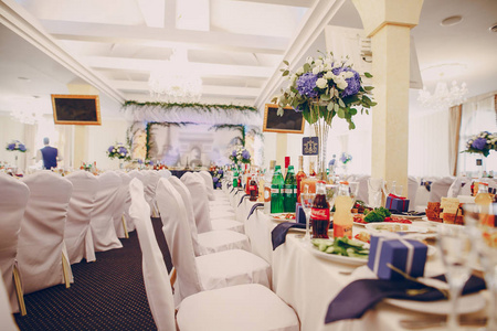 婚礼的餐厅，装饰与食物