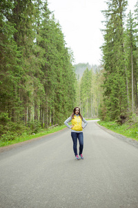 女人的小路上徒步旅行的徒步旅行者