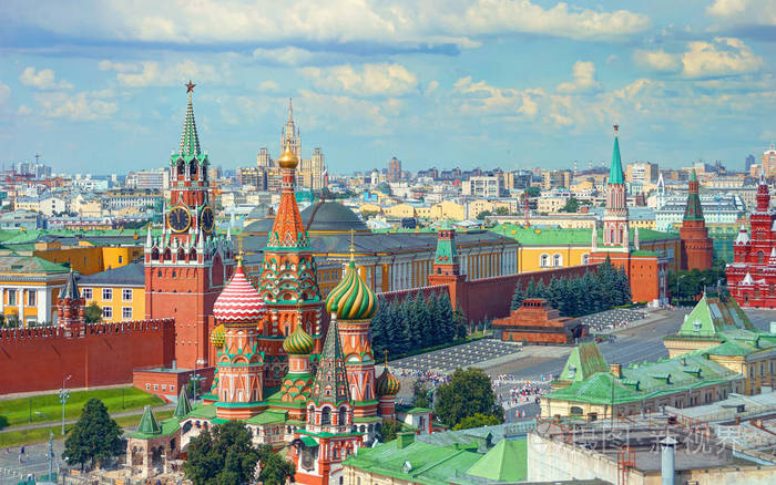 查看关于莫斯科红场, 克里姆林宫塔, 星星和时钟 kuranti 圣瓦西里大